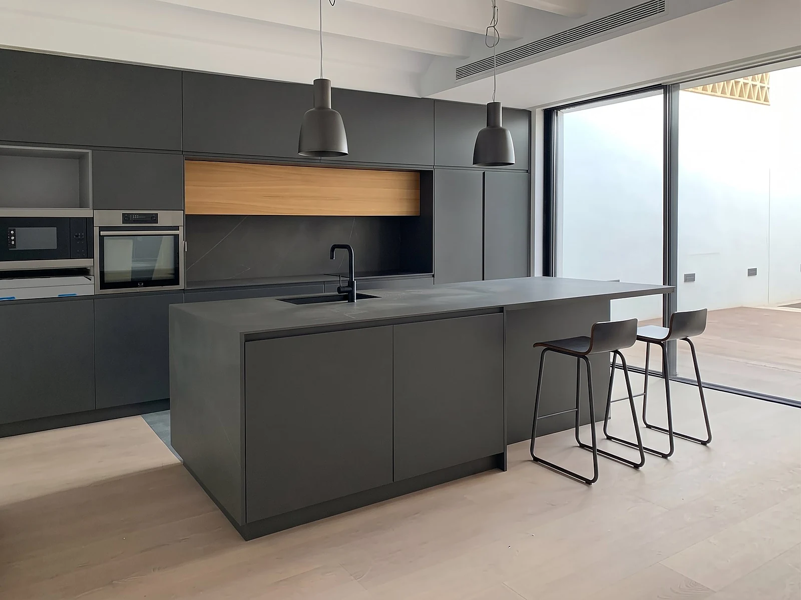 Cocina reformada de la Casa LC en Tavernes Blanques por Grupo Remodela