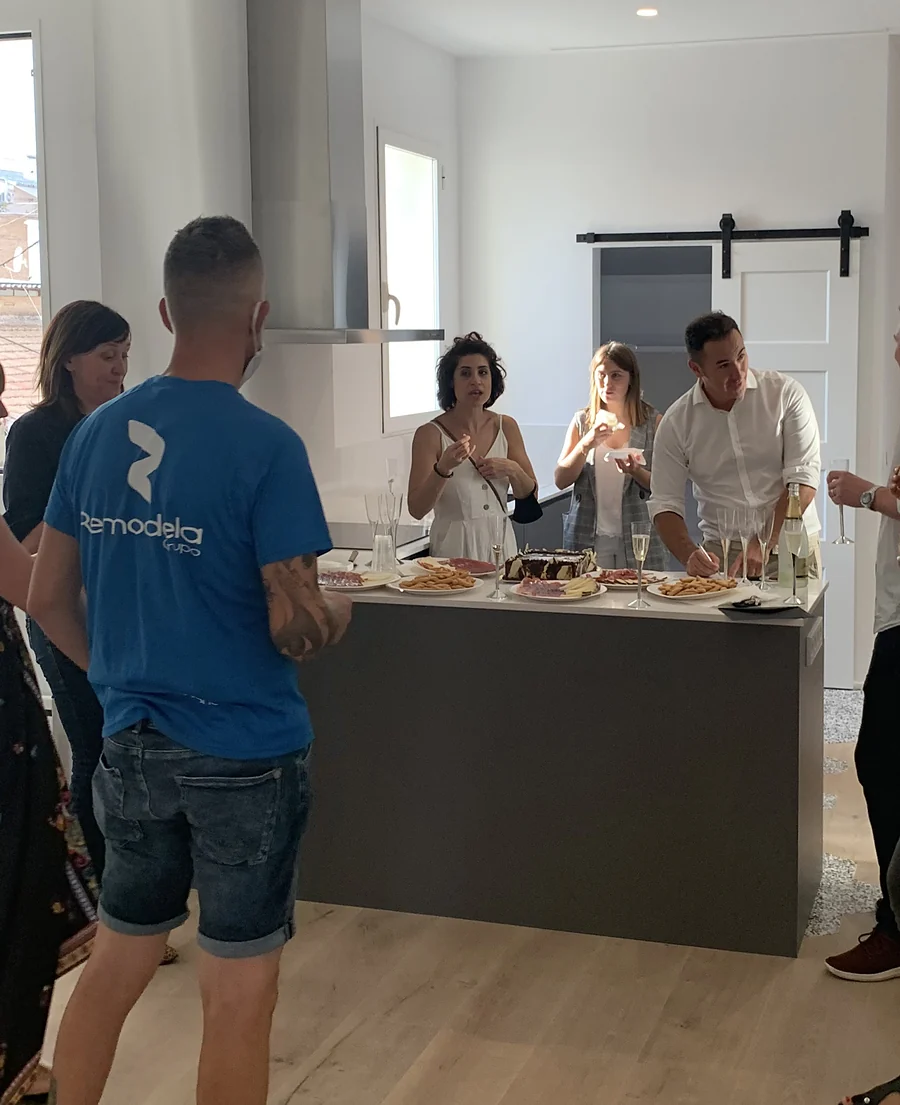 Celebración de la entrega de la Vivienda JYS en Ruzafa, Valencia, con los propietarios y el equipo de Grupo Remodela
